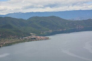 山水相依的宁静湖景