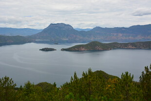 湖光山色中的静谧岛屿