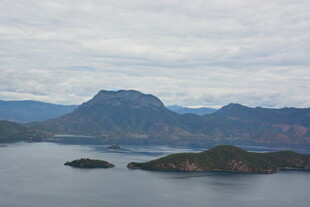 山水相依的秀丽湖景风光