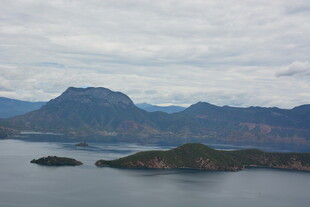 湖光山色中的岛屿风光