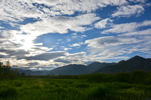 蓝天白云下的山野风光