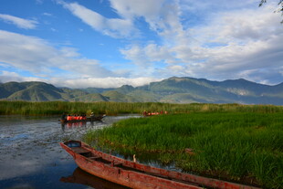 湖畔红船伴青山绿水