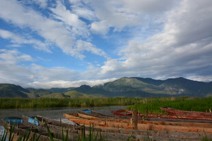 湖畔风光 远山近景皆如画