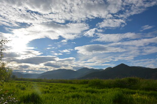 草原蓝天远山自然美景