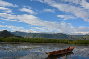 孤舟静泊于山水之间