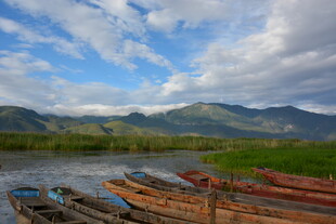 湖畔木舟伴远山美景