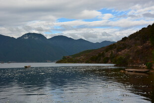 宁静湖畔的山水风光
