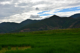 草原山峦间的壮阔风光