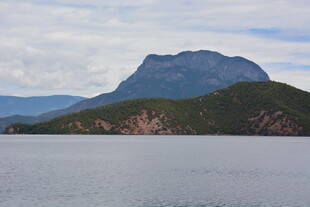 湖畔巍峨青山美景