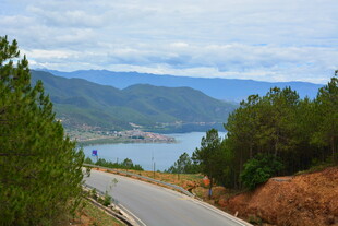 蜿蜒山路旁的湖光山色