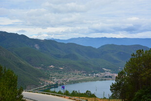 山间公路旁的秀丽湖景
