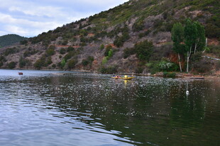 宁静湖畔的皮划艇之旅