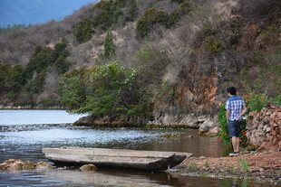 溪边男子的户外惬意时光