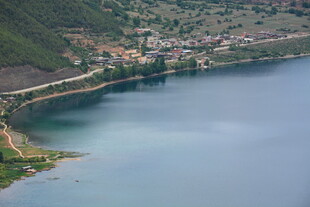 湖畔村落俯瞰美景