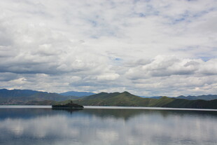 宁静湖面与远处山峦美景