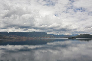 宁静湖面与天空的美丽倒影