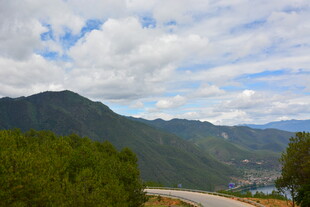山间公路旁的秀丽风景