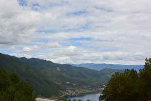 山间湖泊的秀丽风光