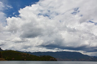 湖畔云山间的壮丽云层