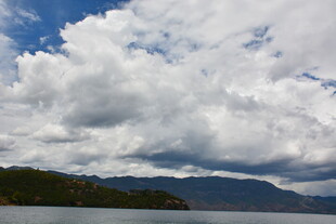 湖畔云景 远山朦胧