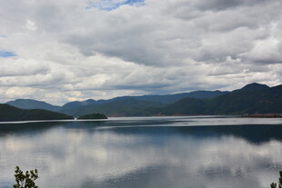 宁静湖泊映山峦与云景