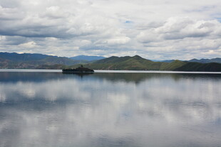 宁静湖面与远山倒影美景