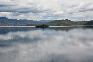 宁静湖面与远山的美丽景致