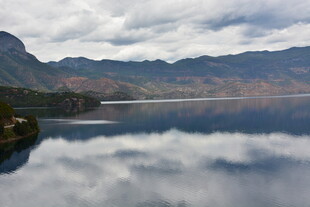 宁静山水间的湖光山色