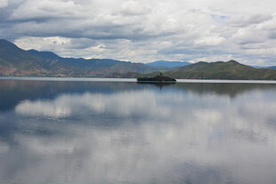 宁静湖面与远山的美丽倒影