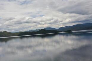 宁静湖面与远山的云景