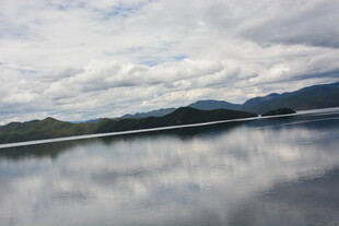 宁静湖面与远山的云景