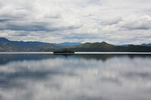 平静湖面与远山的美丽倒影