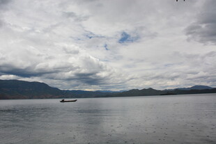 宁静湖面与远处山峦景象