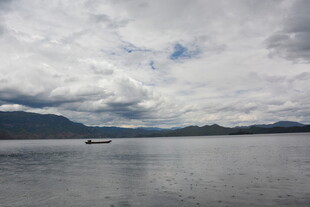 云雾缭绕的宁静湖景