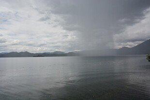 乌云笼罩下的平静湖面