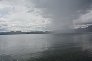 乌云笼罩下的平静湖面