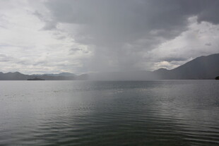 乌云下的平静湖面