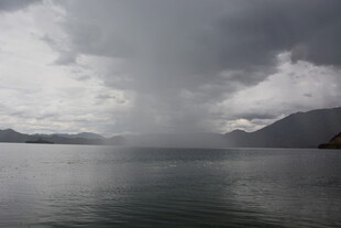 乌云笼罩下的静谧湖面