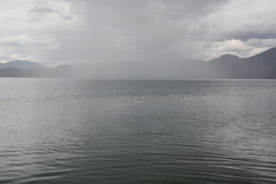 湖面雨幕中的山水景致
