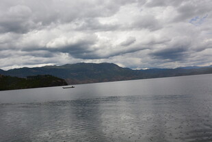 云雾笼罩下的静谧山水