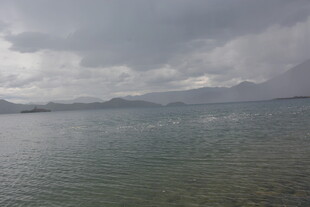 阴云下的平静湖水