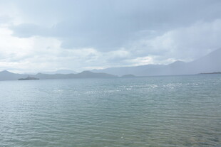 宁静湖景与远处山峦