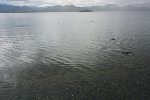 平静湖面与远处朦胧山峦