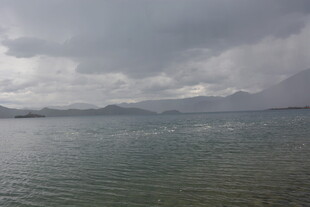 阴云下的平静湖面