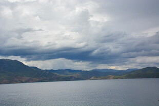 云雾笼罩下的山水景致