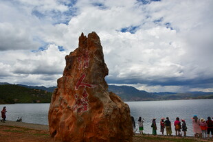 湖边奇特岩柱引众人观赏