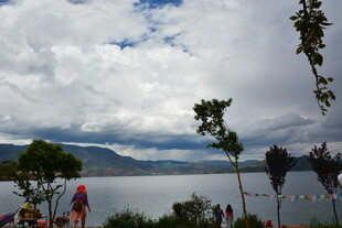 湖畔风景 游人赏景