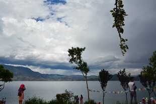 湖畔风景 游人赏景惬意时