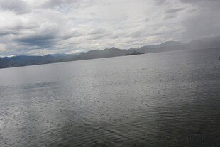 宁静湖面与远处山峦