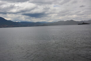 广阔水域与远处山峦景观